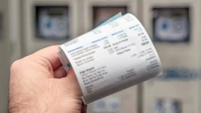 Elektrik tasarrufu sağlayan enerji verimli LED ampul ve akıllı aydınlatma sistemleri.